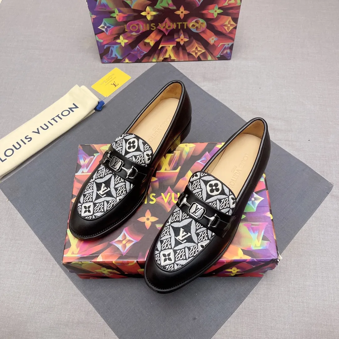 p440【LV】《Lv leather shoes are a must-have for trendy men. 👟Strong European fashion atmosphere. Generous shoe last. High-end quality. Fully imported first-layer cowhide. Sheepskin lining. Comfortable on the feet. Lightweight rubber outsole is thick and comfortable. 👍👍Its unique talent lies in its unremitting pursuit of innovation. 0️⃣0️⃣2️⃣ Code number 39 to 44 (Can be customized for 38.45) No. 0117